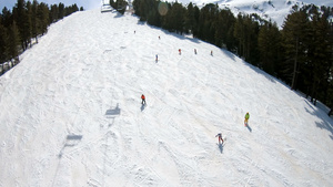 空中滑雪升起式小艇在Bulgaria度假胜地的斜坡20秒视频