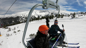 滑雪车乘坐滑雪电梯的年轻人19秒视频