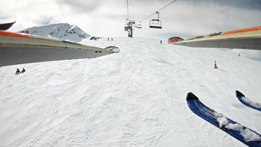在阳光明媚的日子里在山上高处跳过滑雪斜坡和滑雪机视频