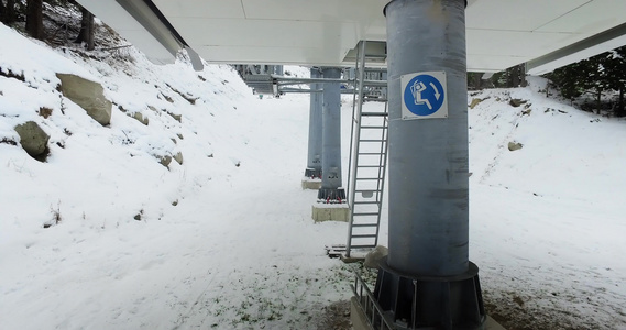 滑雪者单板滑雪者第一视角乘坐滑雪缆车从车站出发前往山地视频