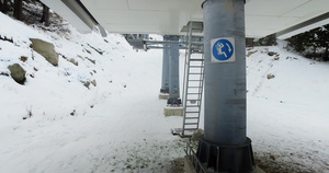 滑雪者单板滑雪者第一视角乘坐滑雪缆车从车站出发前往山地24秒视频