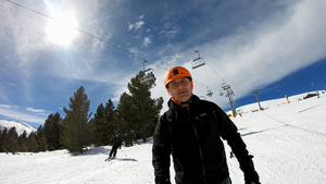 在高山滑雪度假胜地上骑着滑雪者自己在山下游荡慢动作30秒视频