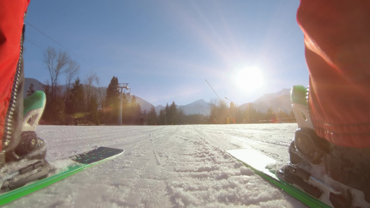 穿滑雪靴和斜坡滑雪的男子腿视频