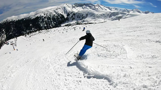 在阳光明媚的日子里高山上滑雪滑雪下坡超慢动作电影拍摄视频