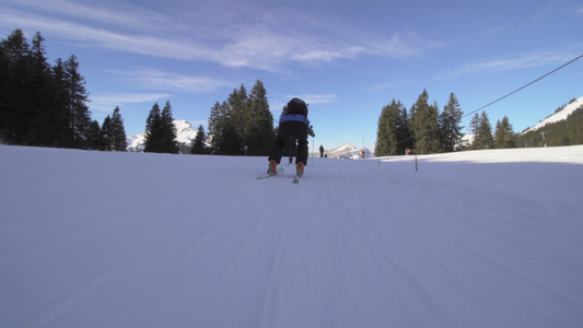 高专业高级滑雪员在山坡上滑雪视频