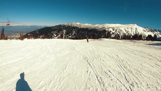 滑雪机的影子在明亮美丽超慢动作的一天用挂着头部的摄像头视频