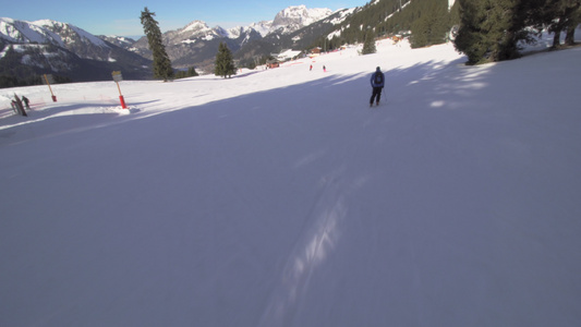 高专业高级滑雪员在山坡上滑雪视频