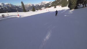 专业滑雪员在山坡上滑雪10秒视频