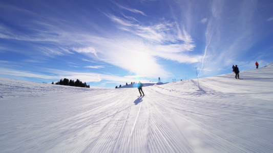 高专业高级滑雪员在山坡上滑雪视频