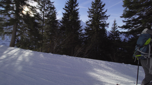 在法国阿尔卑斯山的斜坡上滑雪初学者女孩在天空上视频