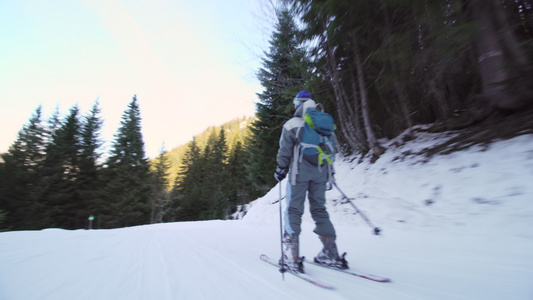 在法国阿尔卑斯山的斜坡上滑雪初学者女孩在天空上视频