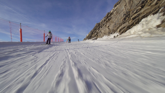 女孩在山坡上滑雪视频