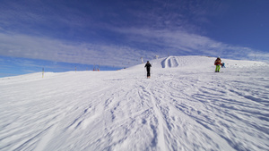 男性滑雪者在瑞士阿尔卑斯山的斜坡上滑雪27秒视频