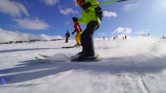 朋友们在阳光明媚的一天一起滑雪滑雪者用摄像头扔雪视频