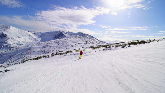 朋友们一起在山坡上滑雪在阳光明媚的冬季日子里视频