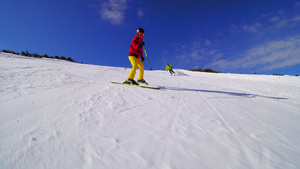 朋友们一起在山坡上滑雪在阳光明媚的冬季日子里15秒视频