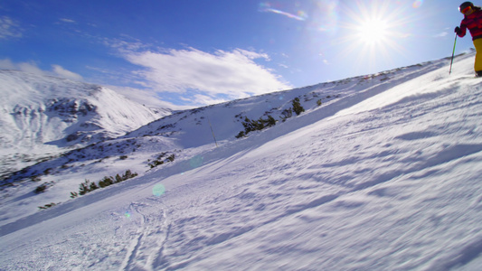 朋友们一起在山坡上滑雪在阳光明媚的冬季日子里视频