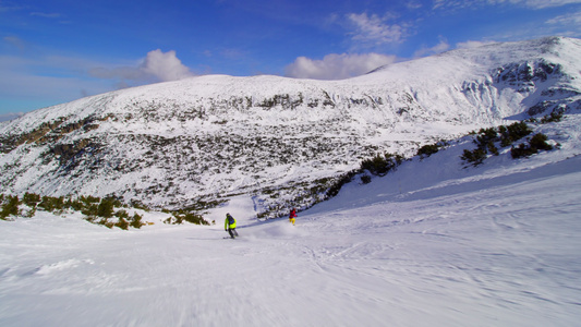 朋友们一起在山坡上滑雪在阳光明媚的冬季日子里视频