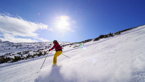 朋友们一起在山坡上滑雪在阳光明媚的冬季日子里25秒视频