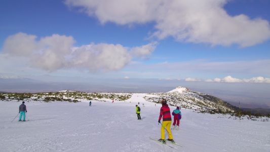 朋友们在阳光明媚的冬日一起滑雪低角度视野视频