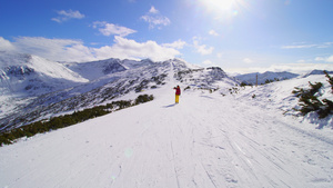 女孩在滑雪路上走着23秒视频