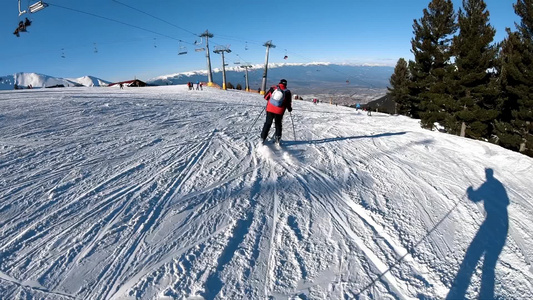 在保加利亚进行高山滑雪头盔上的动作凸轮在白雪覆盖的视频