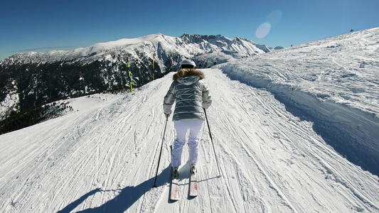 在滑雪路上有吸引力的女孩在高空改变斜坡视频