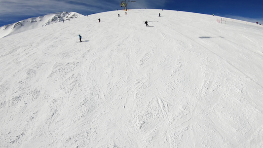 滑雪者和单板滑雪者在山顶冬季度假村的滑雪坡道上享受视频