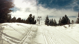 日出时在阳光明媚的冬季日子里滑雪15秒视频