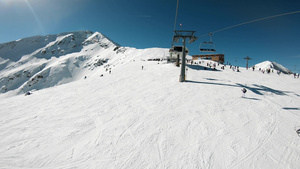 从升降椅看雪景背景冬季运动休闲度假滑雪滑雪胜地野山20秒视频