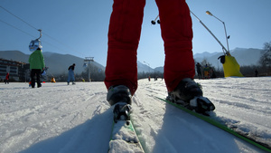 滑雪者沿着滑雪赛道下去30秒视频