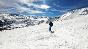 4k滑雪镜头滑雪者的观点人在平坦的滑雪坡上下坡准备30秒视频