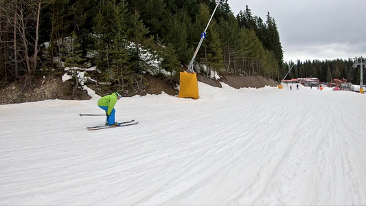 滑雪冬天滑雪假期—电影般的年轻人从滑雪坡上滑雪在山坡视频