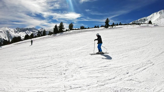 在阳光明媚的一天滑雪滑雪超慢动作后侧面视图视频