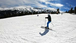 高山滑雪从雪覆盖的山上滑下来超慢运动30秒视频