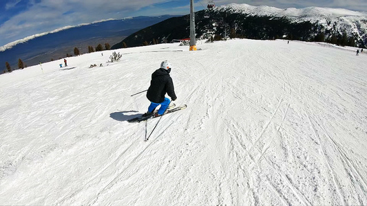 跟着一个雕刻专家在阳光明媚的日子里滑雪脚步时超慢动作视频