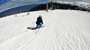 跟着一个雕刻专家在阳光明媚的日子里滑雪脚步时超慢动作30秒视频