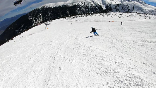 在高山滑雪度假胜地上山下跑步的赛车手电影系慢动作第一视角视频