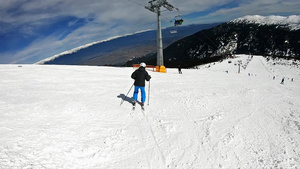 专业滑雪员在山顶的阳光明媚日在斜坡上滑雪电影超慢动作30秒视频