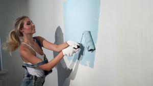 在建筑工地涂漆的年轻女孩10秒视频