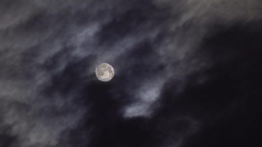 满月升起的时落和阴云的天空视频
