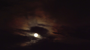 神秘的夜空月亮月亮里满是尖锐的月云24秒视频