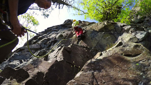 爬上岩石的人22秒视频