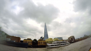 泰晤士河边的客船和建筑物50秒视频