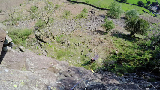 爬上岩石的人视频