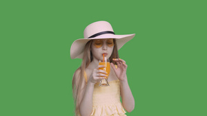 漂亮女孩喝橙汁鸡尾酒稻草10秒视频