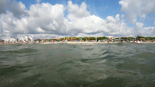 沙滩上海水表面的漂浮小艇暑假放松视频
