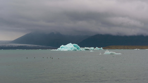 冰地约库萨隆冰川环礁湖的浮冰山26秒视频