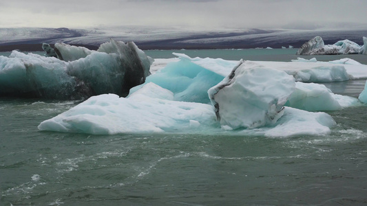 冰地约库萨隆冰川环礁湖中的浮冰山视频