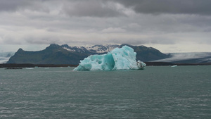 冰地约库萨隆冰川环礁湖的浮冰山26秒视频